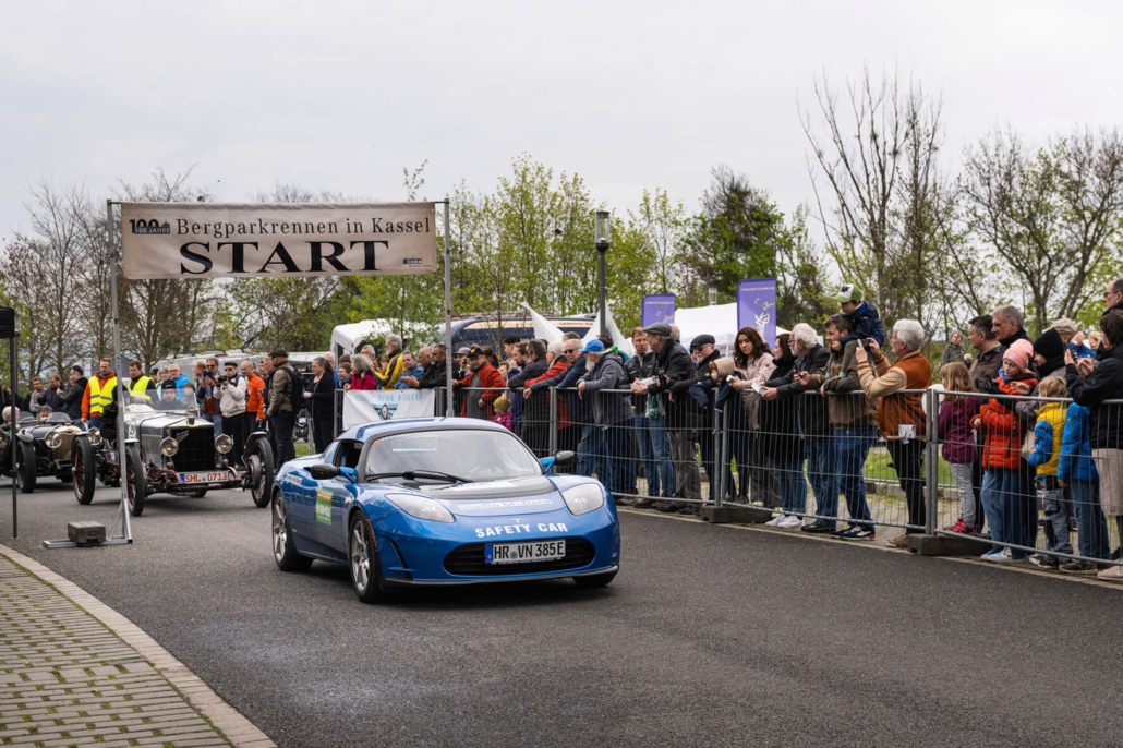 Der blaue Roadster am Start beim Herkules Bergrennen in Kassel 2023