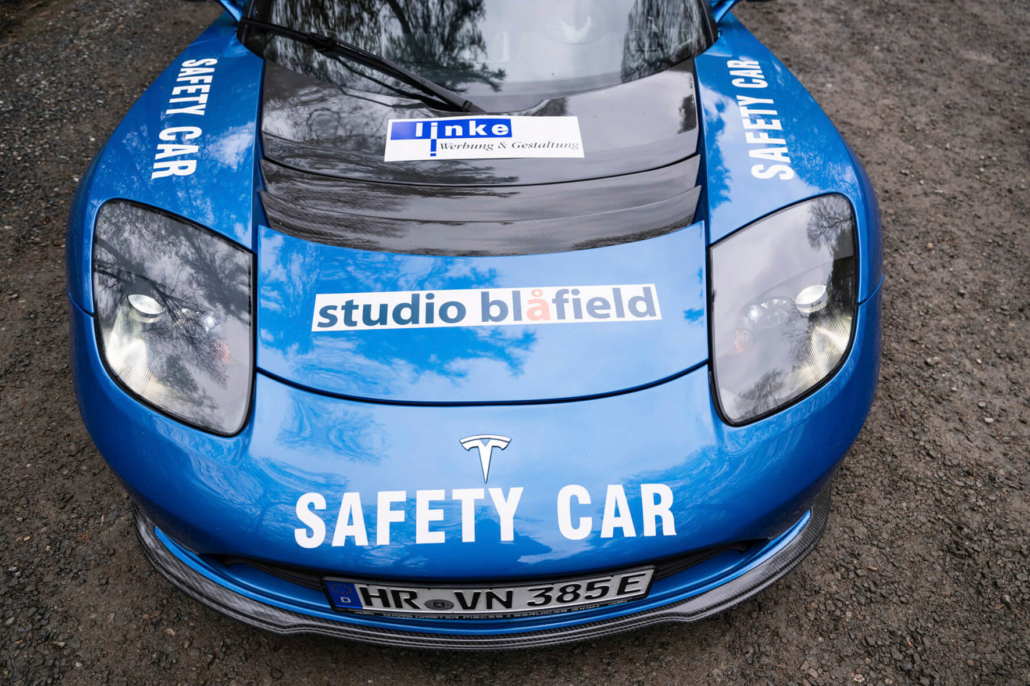 Der blaue Roadster als Safety Car beim Herkules Bergrennen in Kassel 2023