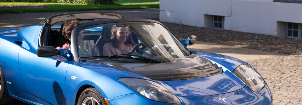 Dornröschen fährt im Tesla Roadster