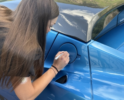 Elisa Artioli signiert einen Tesla Roadster