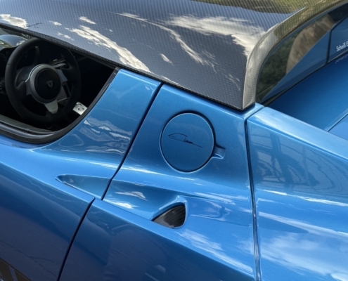 Signatur von Elisa Artioli auf einem Tesla Roadster