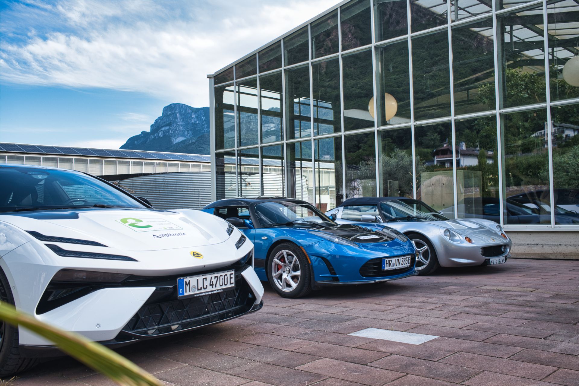 Lotus Emeya, Tesla Roadster und die erste Lotus Elise